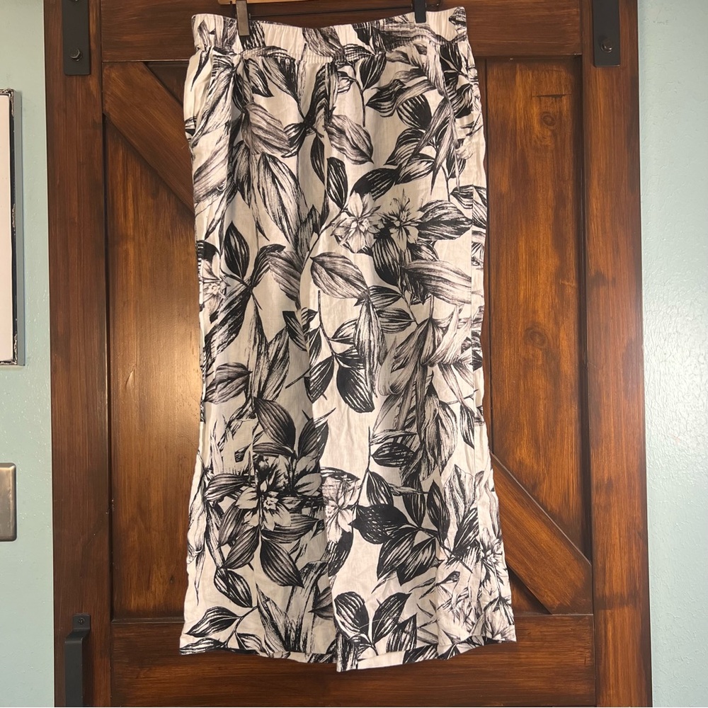 C&C California Black & White Floral Capri Pants